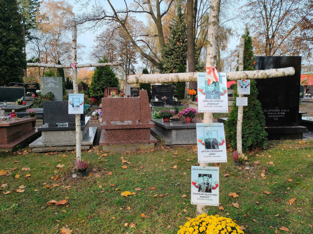 Cmentarz „Doły”. Łodzianie zadbali o to miejsce [ZDJĘCIA]