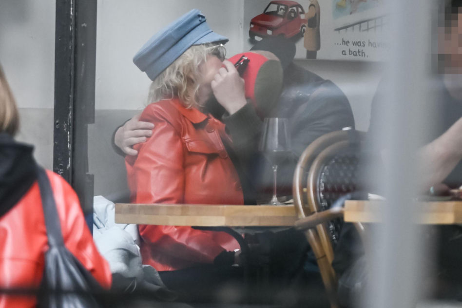 Katarzyna Figura przytula Maćka Musiałowskiego