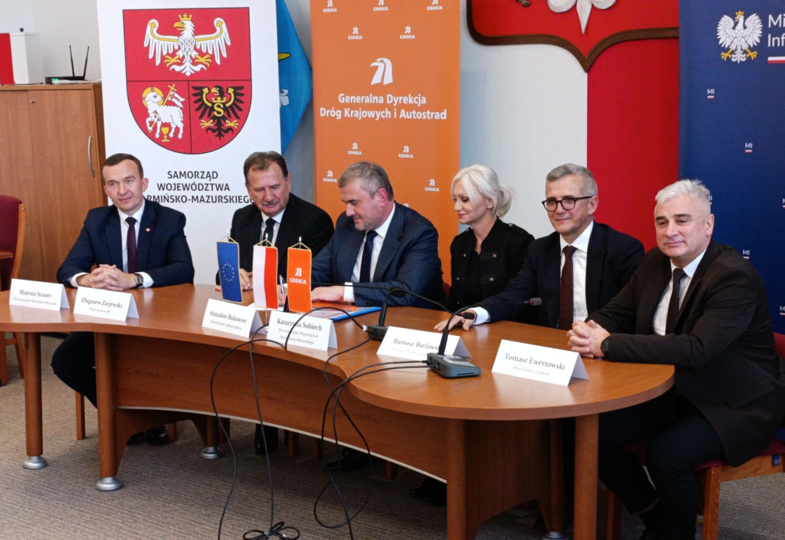 Podpisanie umów na przebudowy skrzyżowań na DK 15 w Sampławie i DK 16 w Lubajnach, Starych Jabłonkach i Zawadach Małych