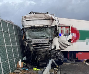 Koszmarny wypadek na S8. Ciężarówka uderzyła w tył autokaru