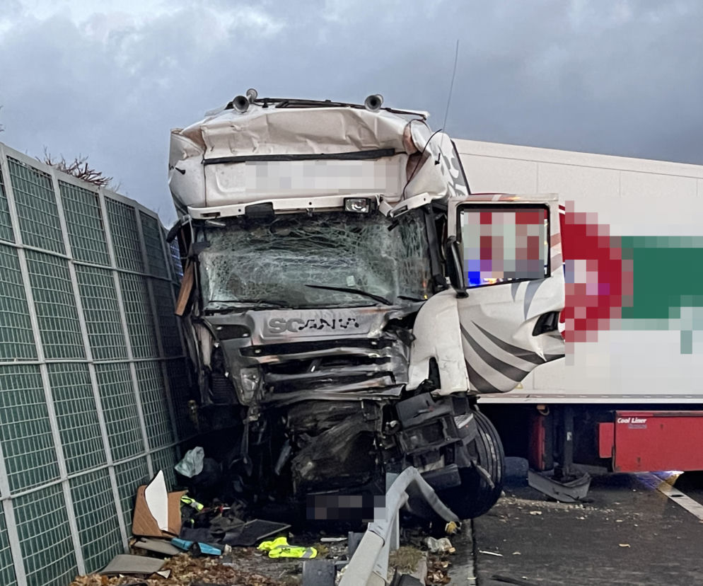 Koszmarny wypadek na S8. Ciężarówka uderzyła w tył autokaru