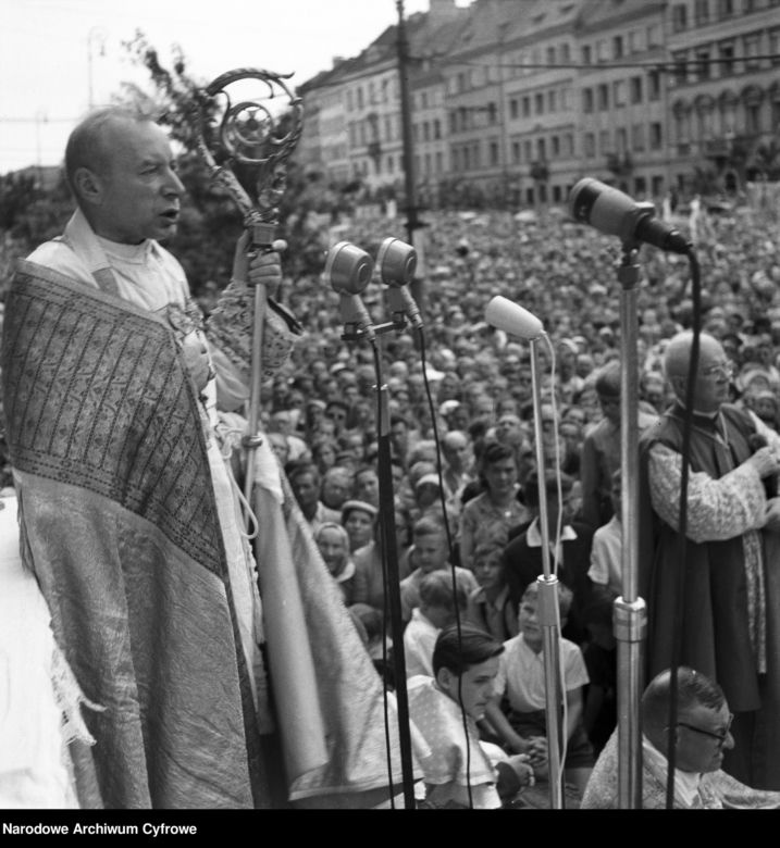 Uroczystość Bożego Ciała w Warszawie celebrowana przez Prymasa Polski kardynała Stefana Wyszyńskiego - 1957 rok