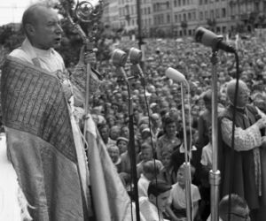 Uroczystość Bożego Ciała w Warszawie celebrowana przez Prymasa Polski kardynała Stefana Wyszyńskiego - 1957 rok