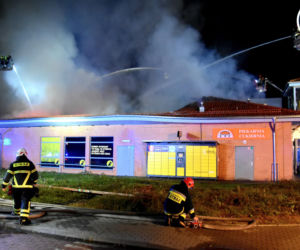 O krok od tragedii! Wielki pożar w sklepie Netto. Budynek stanął w ogniu