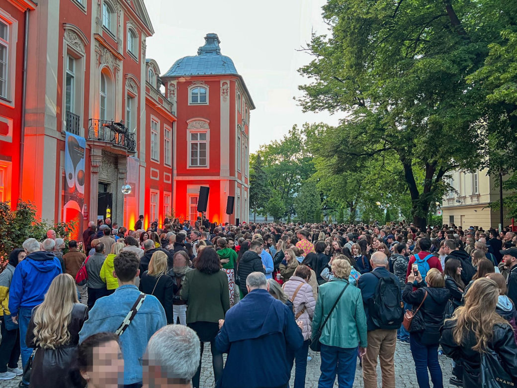 Maciej Musiał całował ukochaną na balkonie