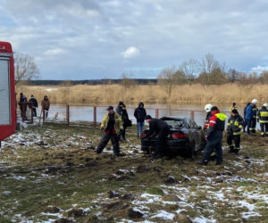 Tykocin. Wyciąganie hondy z rzeki