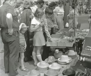 Na ulicznym stoisku latem słomkowe kapelusze idą jak woda, ul. Świerczewskiego (obecnie Piłsudskiego), 1975 rok