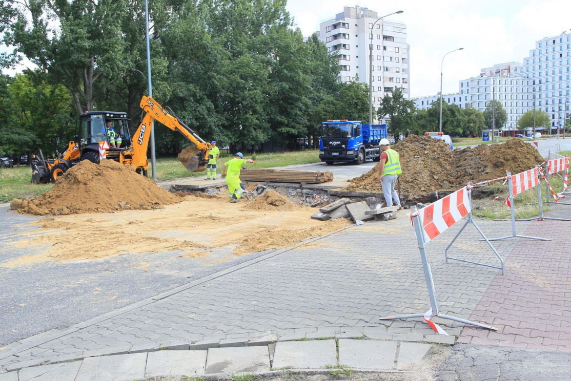 Paraliż w Warszawie. Awaria wodociągowa zarwała jezdnię al. Wilanowskiej