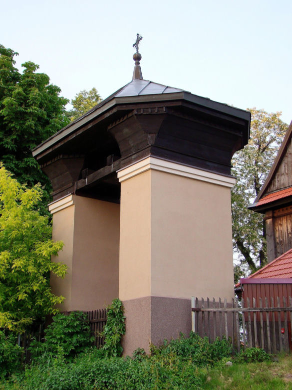 To jedna z najpiękniejszych wsi w Małopolsce. Kiedyś należała do profesora Uniwersytetu Jagiellońskiego
