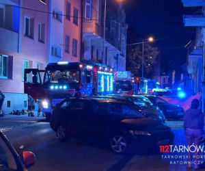Nocny pożar na ul. Sowińskiego w Tarnowie. Ewakuowano 27 osób