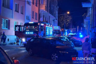 Nocny pożar na ul. Sowińskiego w Tarnowie. Ewakuowano 27 osób