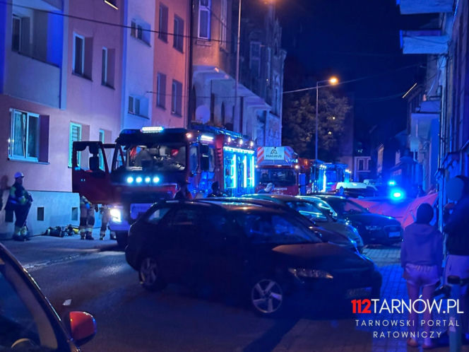 Nocny pożar na ul. Sowińskiego w Tarnowie. Ewakuowano 27 osób