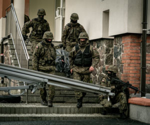 Orzysz. Szturm na urząd miejski. Żołnierze zablokowali centrum miasta [ZDJĘCIA]