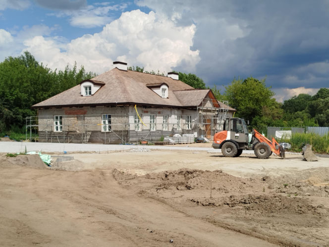 Zabytkowy dwór w Nowych Iganiach coraz piękniejszy. Zmienia się także jego otoczenie