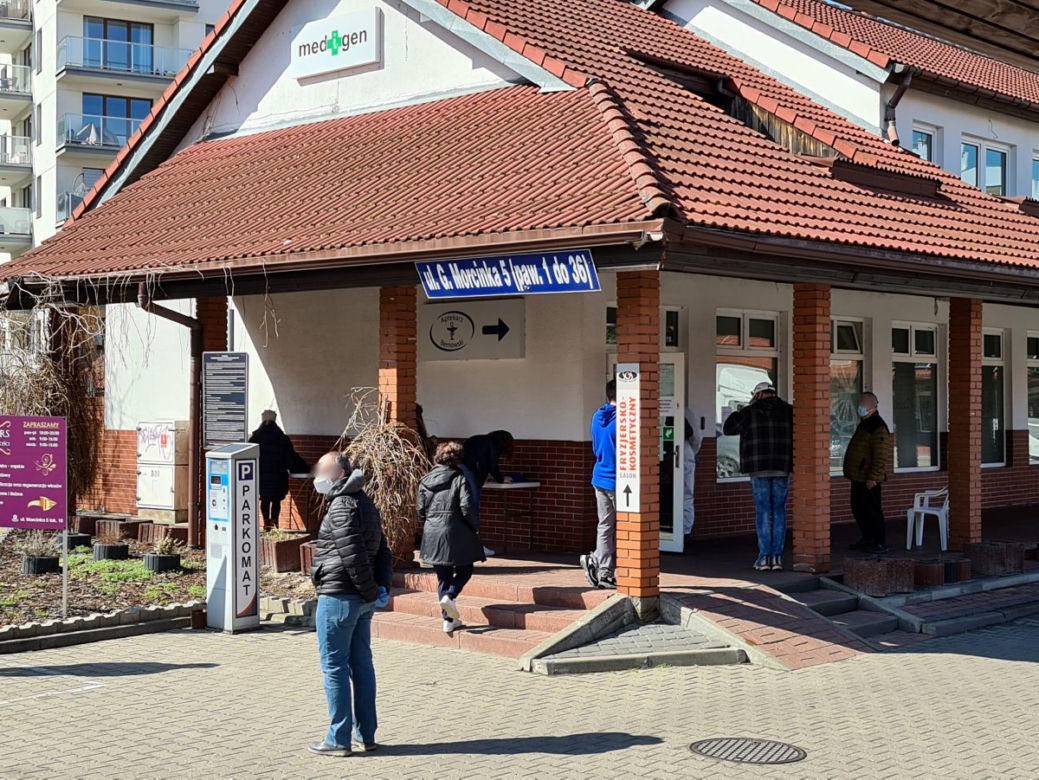 Gigantyczne kolejki do testów na koronawirusa w Warszawie. System tego nie wytrzyma?