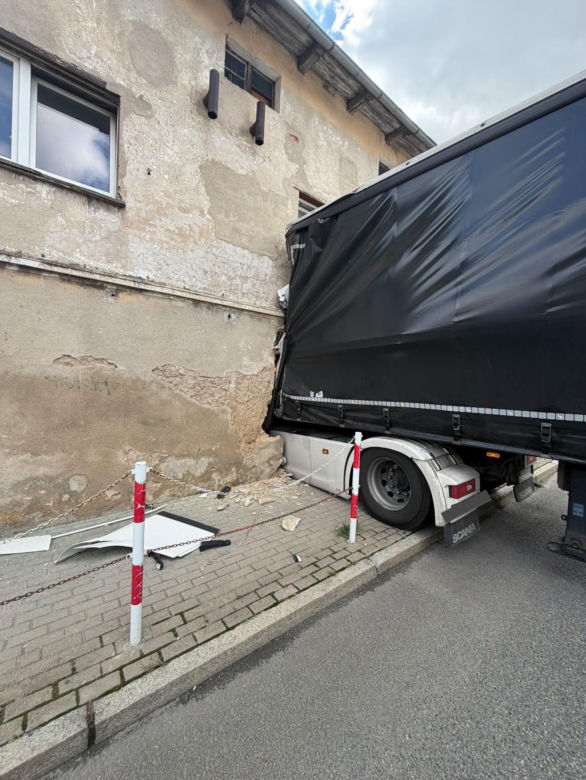 Dramat na Dolnym Śląsku! Ciężarówka wbiła się w budynek mieszkalny. Trwa akcja ratunkowa
