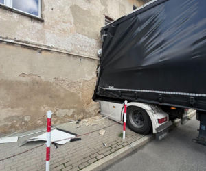 Dramat na Dolnym Śląsku! Ciężarówka wbiła się w budynek mieszkalny. Trwa akcja ratunkowa