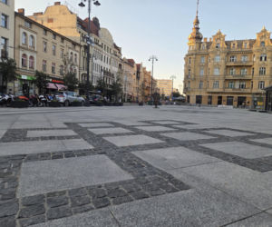 Plac Wolności w Bydgoszczy już bez pomnika, ale z nową rzeźbą. Sprawdzamy, kiedy koniec prac