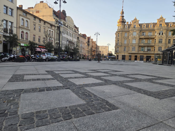 Plac Wolności w Bydgoszczy już bez pomnika, ale z nową rzeźbą. Sprawdzamy, kiedy koniec prac
