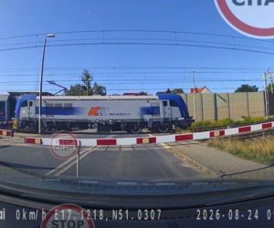 Szokujące wideo. Rodzice z dzieckiem uciekali po torach przed pędzącym pociągiem