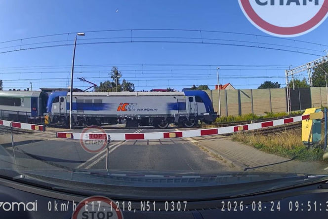 Szokujące wideo. Rodzice z dzieckiem uciekali po torach przed pędzącym pociągiem