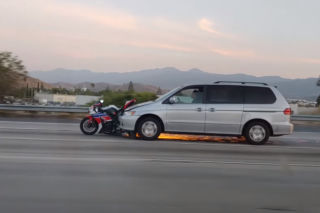 Najechał na motocyklistę i zwiał!  Z jednośladem w zderzaku i iskrami pod autem wracał do domu - WIDEO