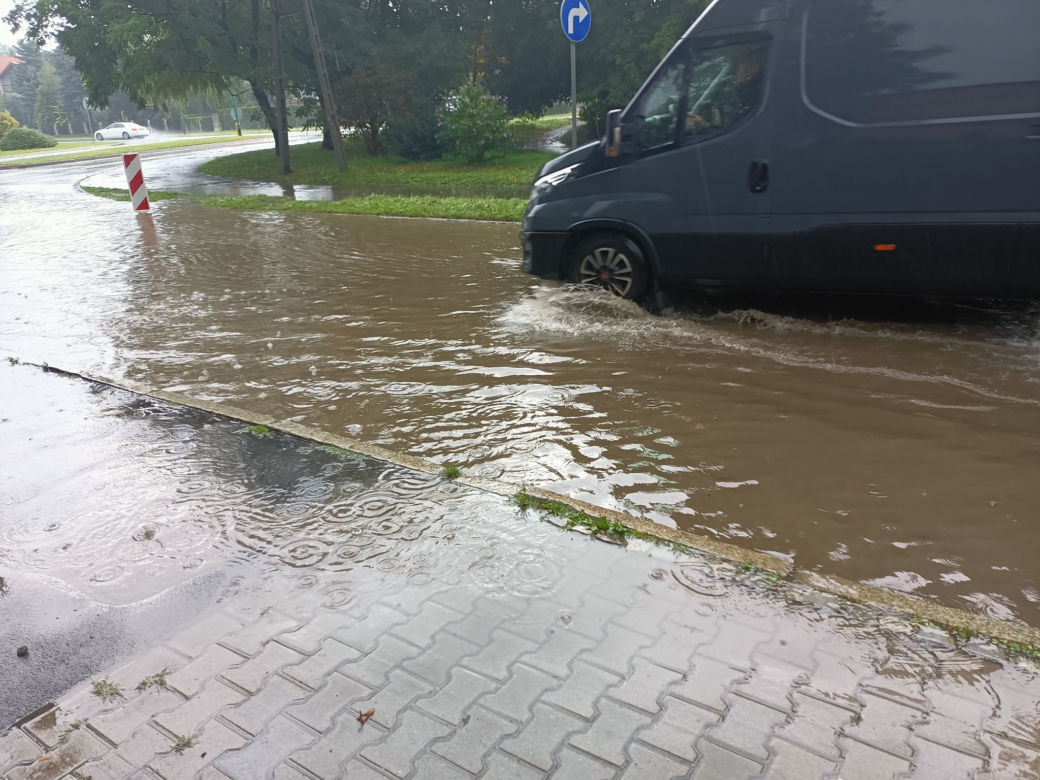 Dolnośląskie: Po sobotnich burzach zalane zostało centrum Dzierżoniowa. Od rana było kilkaset interwencji straży pożarnej. Zobacz