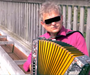 Gwiazdor disco polo z Ciechocinka przejechał kobietę na pasach. Z rozprawy aresztowej zabrała go karetka.