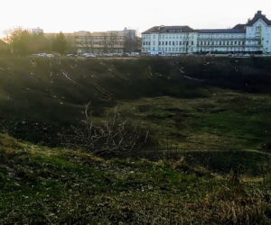 Wielki krater na Pogodnie