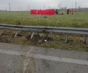 Mercedes wypadł z drogi i koziołkował