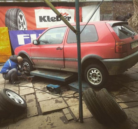 Sławomir Zapała szczyci się, że ma volkswagena golfa III