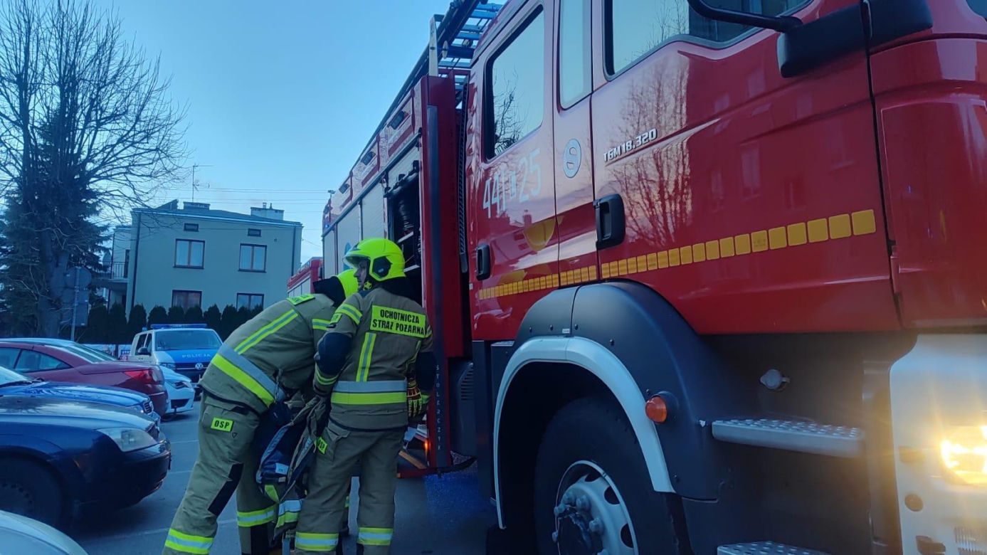 Lubelskie: 3 i 4-letni chłopiec weszli na parapet na 4. piętrze i wołali mamę. Pomoc przyjechała na czas