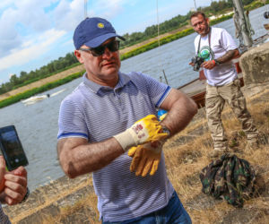 Prezydent Szczecina pomógł w sprzątaniu Plaży Mieleńskiej