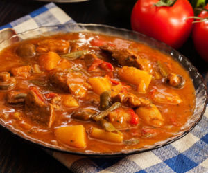 Zupa gulaszowa w jednym garnku – sycąca, aromatyczna i lepsza niż klasyczny gulasz