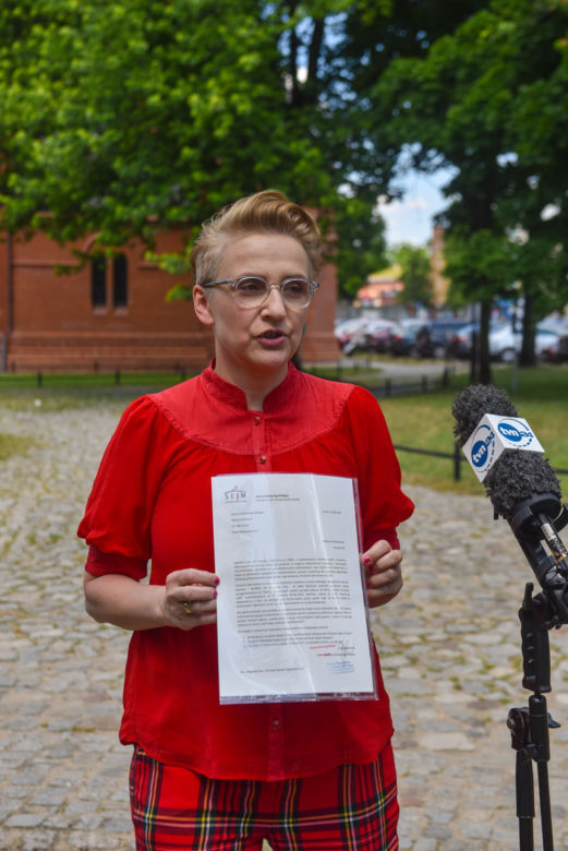 Joanna Scheuring-Wielgus pyta w Toruniu o dofinansowania dla księdza oskarżonego o pedofilię