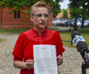 Joanna Scheuring-Wielgus pyta w Toruniu o dofinansowania dla księdza oskarżonego o pedofilię