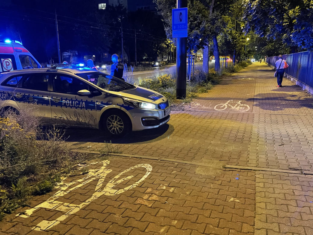 Furiat na dwóch kółkach. Rowerzysta uderzył kobietę na chodniku