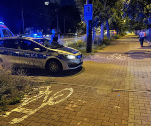 Furiat na dwóch kółkach. Rowerzysta uderzył kobietę na chodniku