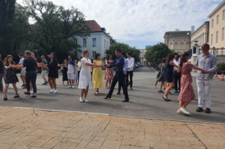 Studenci z zagranicy skończyli kurs nauki języka polskiego. Zatańczyli poloneza przed UW