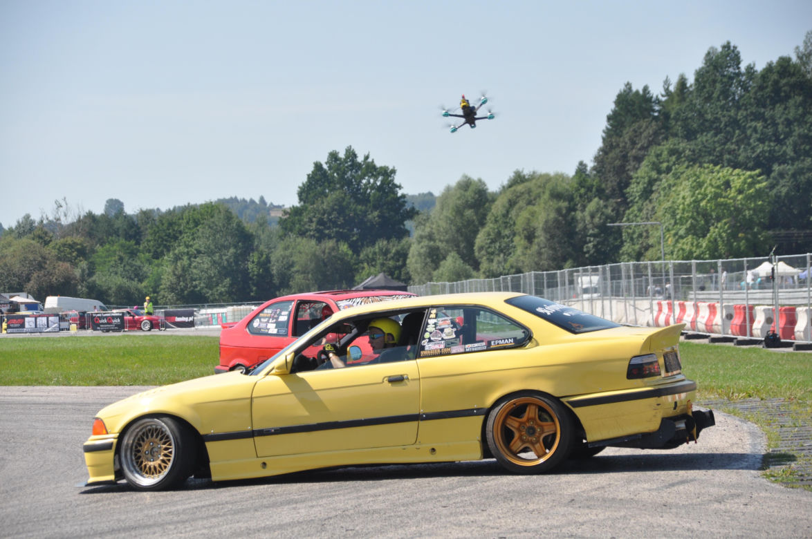 Auto Moto Fiesta 2023 na Torze Kielce. Dużo pięknych samochodów i pokazy driftu
