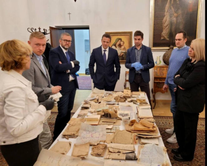 Pod podłogą mieszkania na Saskiej Kępie znajdowała się skytka z dokumentami i prywatnymi rzeczami z czasów okupacji