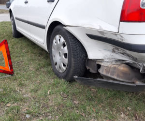 Wypadek w Dolinie Służewieckiej. Rozbite samochody i dwie osoby w szpitalu
