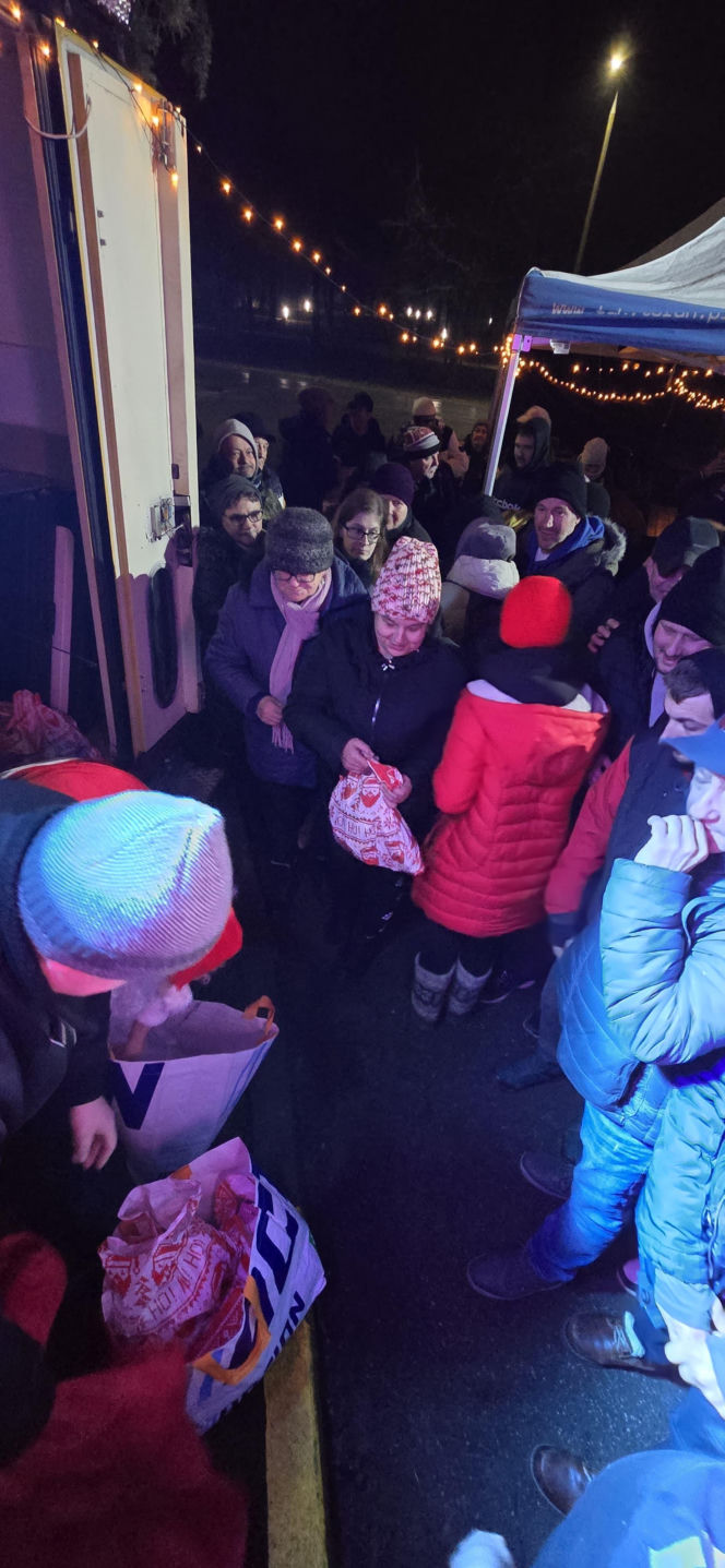 Wigilia w Coffee House Waryńskiego 19. Święty Mikołaj przyszedł do potrzebujących wsparcia