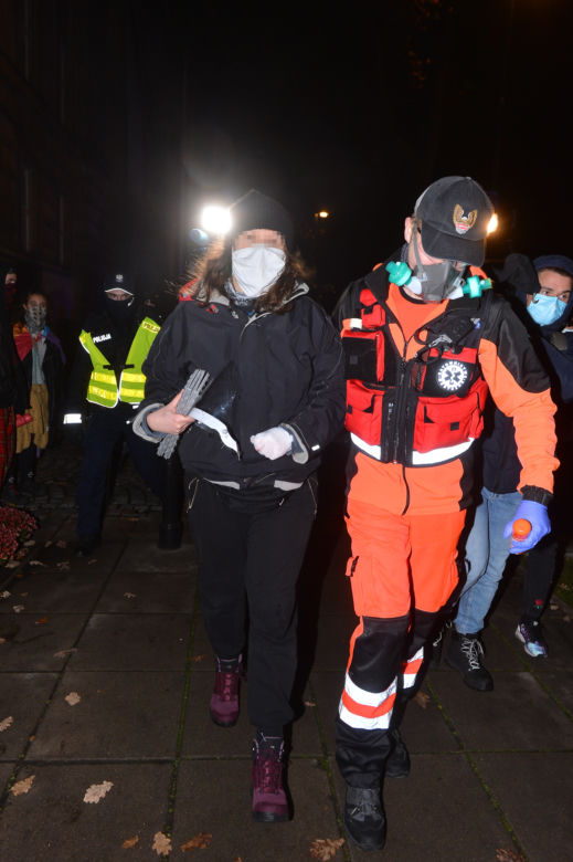 Protestująca przykleiła się do podłoża przed MEN