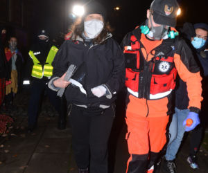 Protestująca przykleiła się do podłoża przed MEN