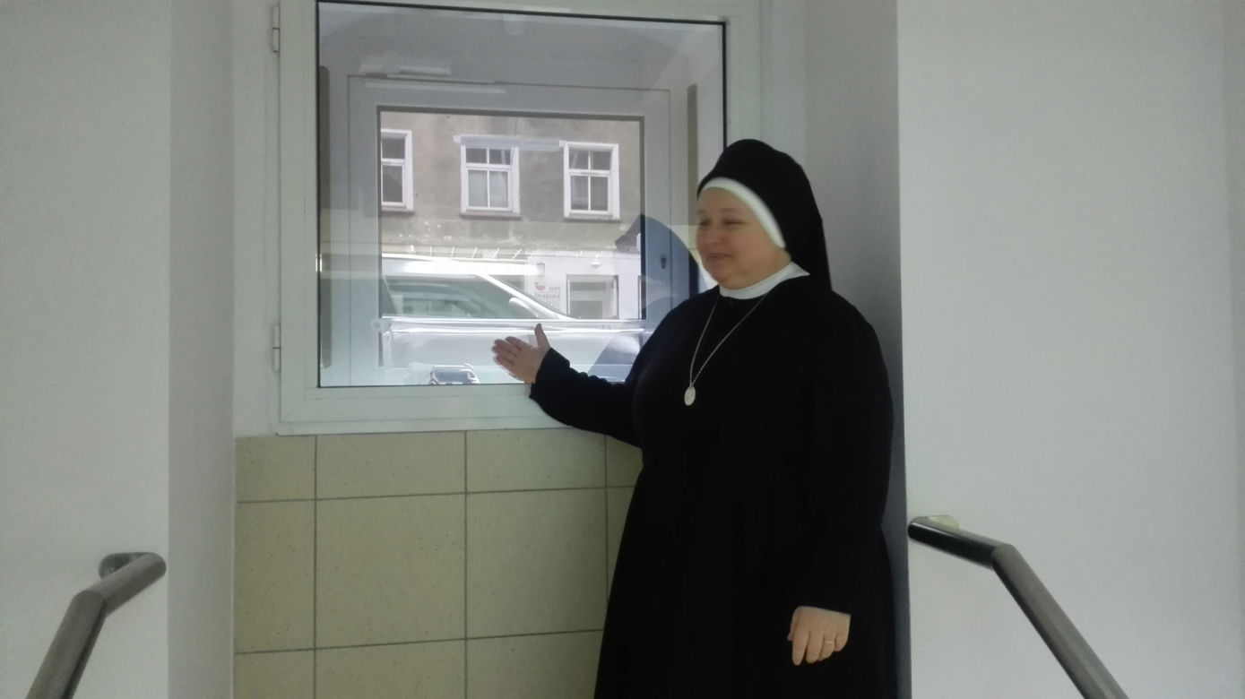 Półtoraroczna dziewczynka znaleziona w oknie życia