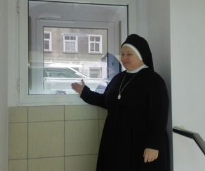 Półtoraroczna dziewczynka znaleziona w oknie życia