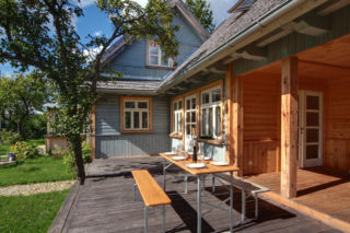 Koszt przeniesienia domu drewnianego 2026. Ile zapłacisz za taką usługę?