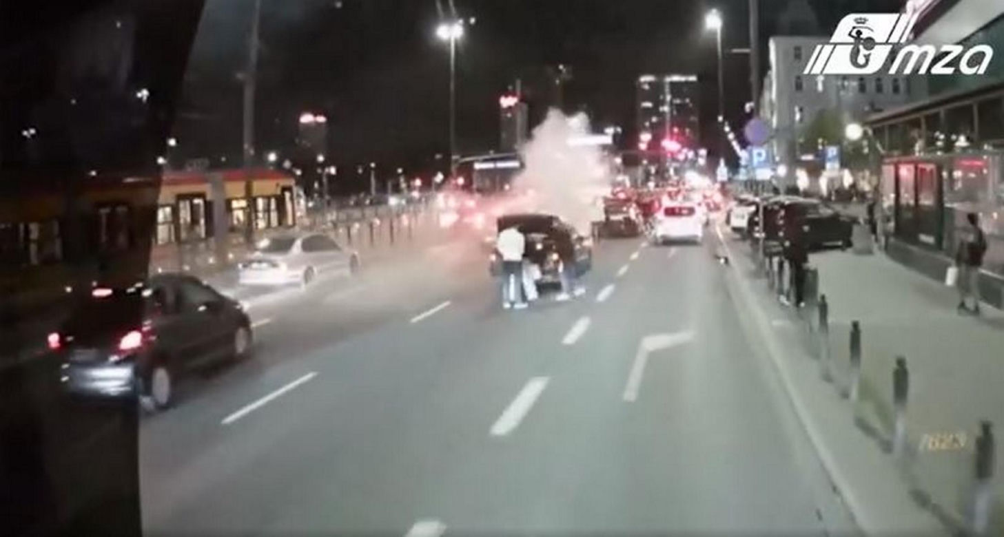 Mercedes płonął przy Dworcu Centralnym. Na ratunek ruszył kierowca autobusu