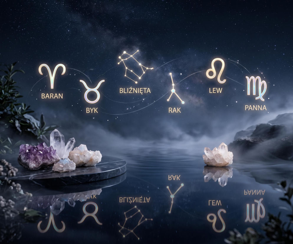 Symbole zodiaku nad taflą wody na tle nocnego nieba. O horoskopie dziennym i energii Księżyca przeczytasz na SE.